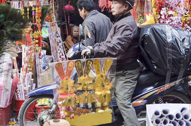 Người dân Hà Nội chen chân mua đồ ông Công ông Táo